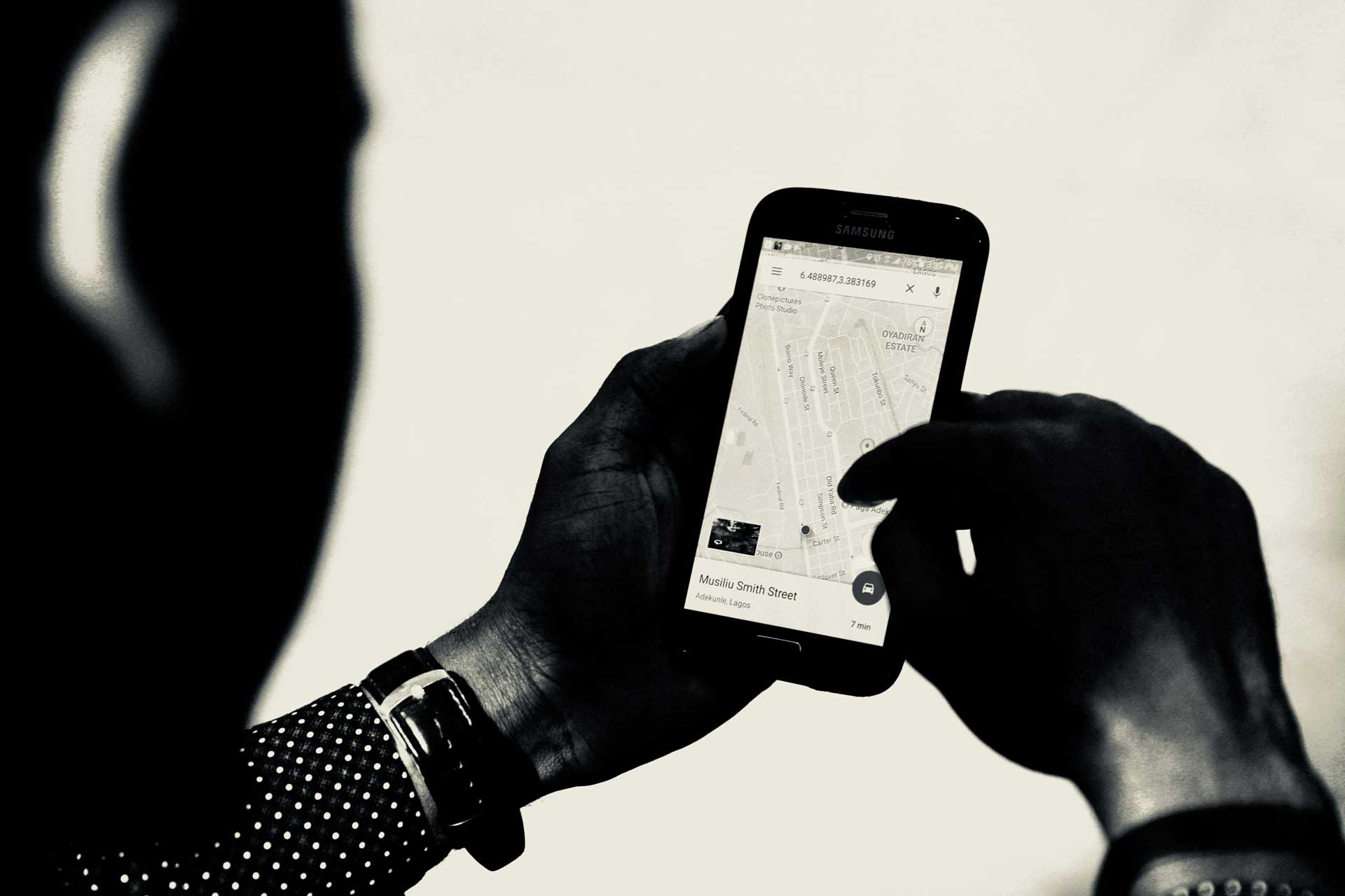 Usuário visualizando um mapa e suas coordenadas no celular.
