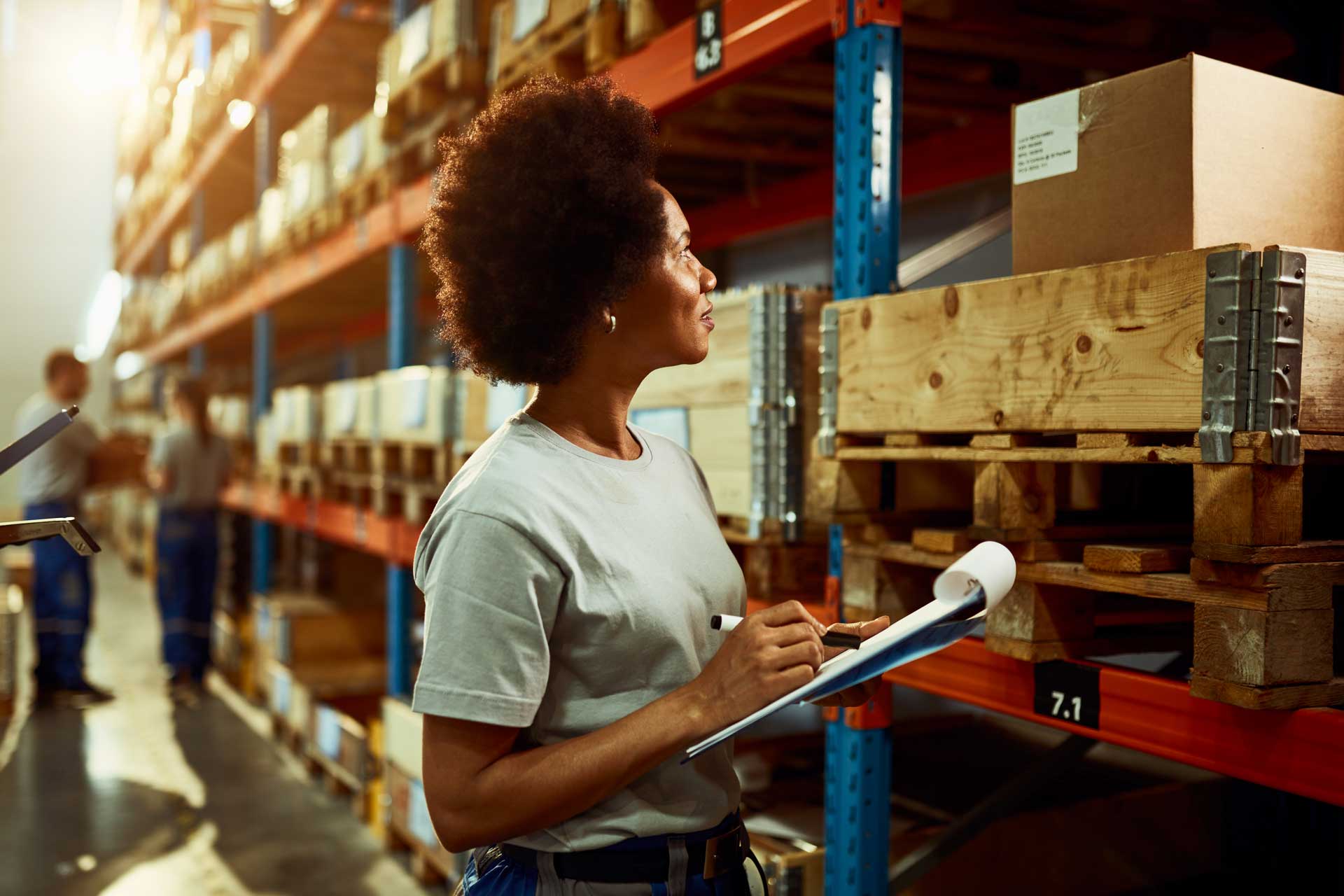 Funcionária conferindo a mercadoria no estoque da empresa.